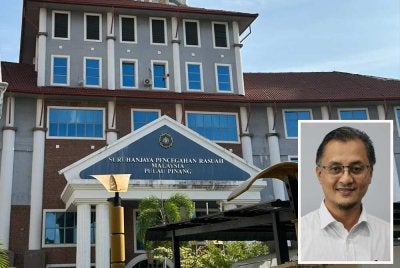 Mohamad (gambar kecil) meninggalkan bangunan Ibupejabat SPRM Pulau Pinang pada jam 3.50 petang Selasa.