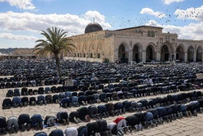 Ribuan jemaah menunaikan solat Jumaat kedua pada Ramadan di pekarangan al-Aqsa pada minggu lalu. - Foto AFP