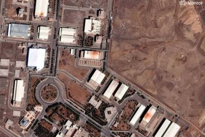 Imej satelit dikeluarkan Vantor menunjukkan impak dua serangan ke atas titik akses menuju ke loji pengayaan uranium bawah tanah tersebut. 