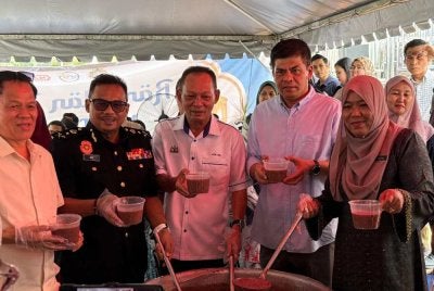Sapiah (kanan) ketika Majlis Ramadan Berkat MPHTJ-SPRM pada Selasa.