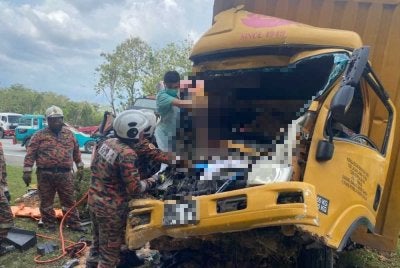 Anggota melaksanakan kerja-kerja penyelamatan menggunakan peralatan hidraulik sehingga mangsa berjaya dikeluarkan.