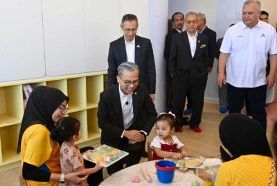 Fahmi (dua kiri) mengadakan lawatan ke KinderHub@MCMC.