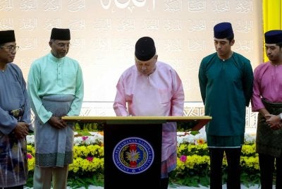 Yang di-Pertuan Agong, Sultan Ibrahim berkenan berangkat ke Masjid Universiti Pertahanan Nasional Malaysia (UPNM) Sultan Ibrahim. Hadir sama, Menteri Pertahanan Datuk Seri Mohamed Khaled Nordin dan Zambry (dua dari kiri). Foto Bernama