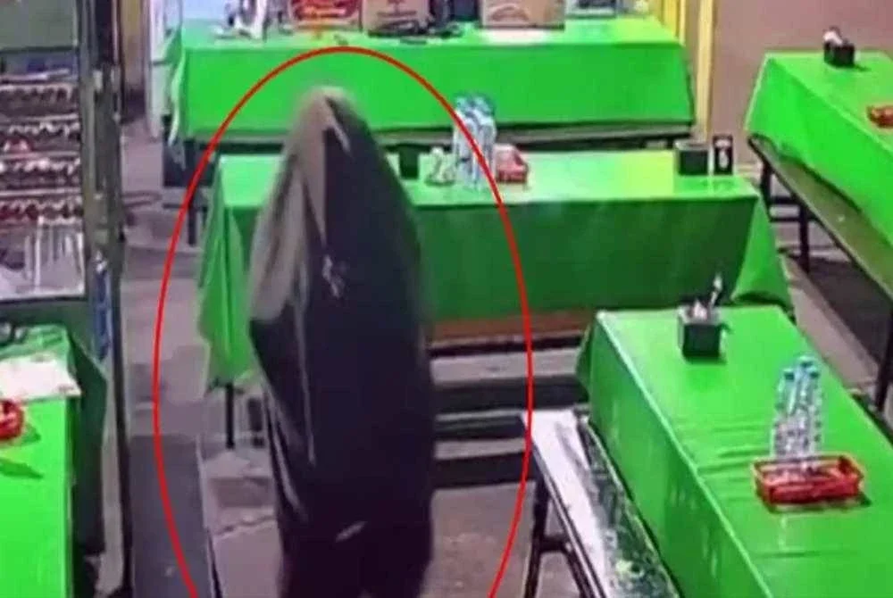 Kelibat 'hantu selimut hitam' itu dirakamkan CCTV. Foto: Agensi