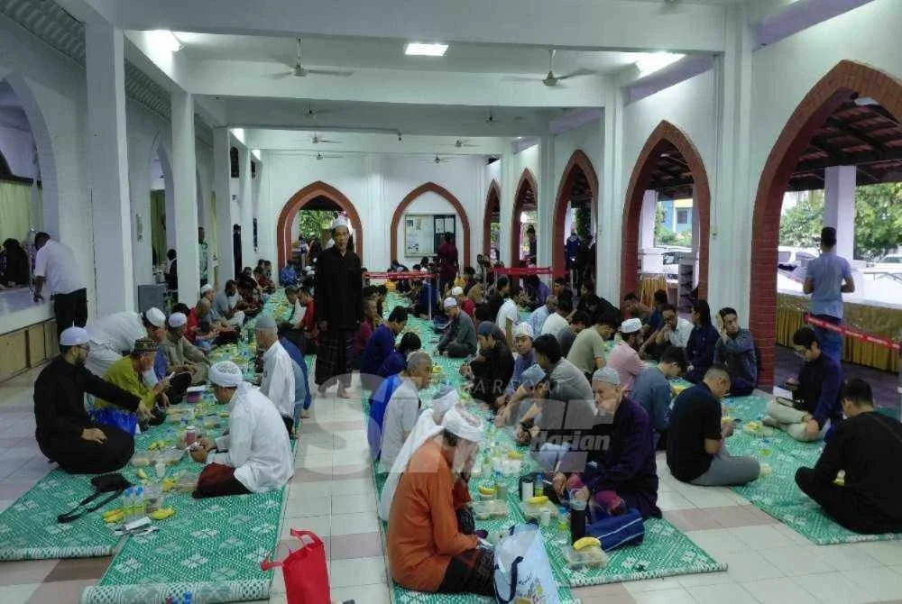 Suasana sebelum berbuka dipenuhi ramai jemaah yang turut hadir bersama ahli keluarga.