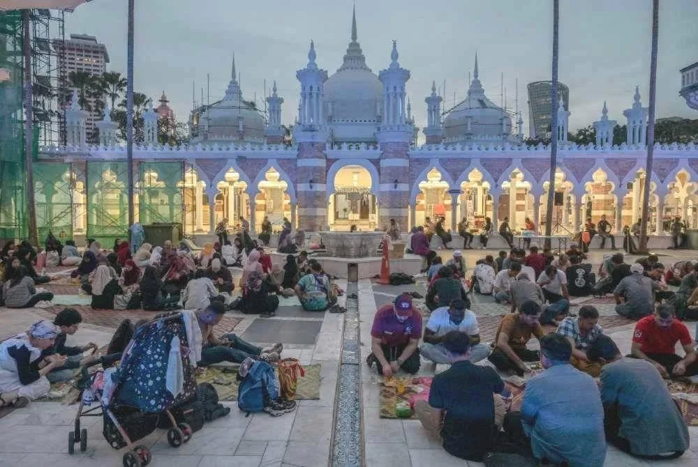 Juadah di masjid pun boleh tahan, ada nasi minyak, ayam masak merah, daging kurma dan pelbagai menu unik. Foto: Bernama