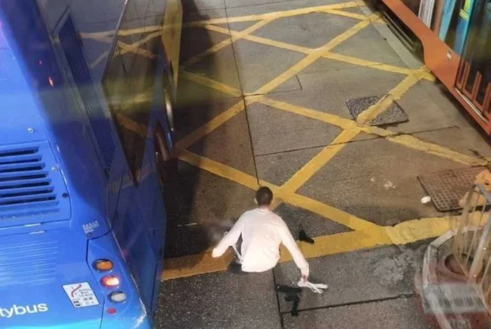 Suspek dikatakan melompat dari tingkat dua bas berkenaan. Foto media Hong Kong