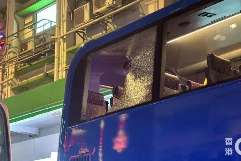 Keadaan cermin bas yang dipecahkan suspek. Foto media Hong Kong