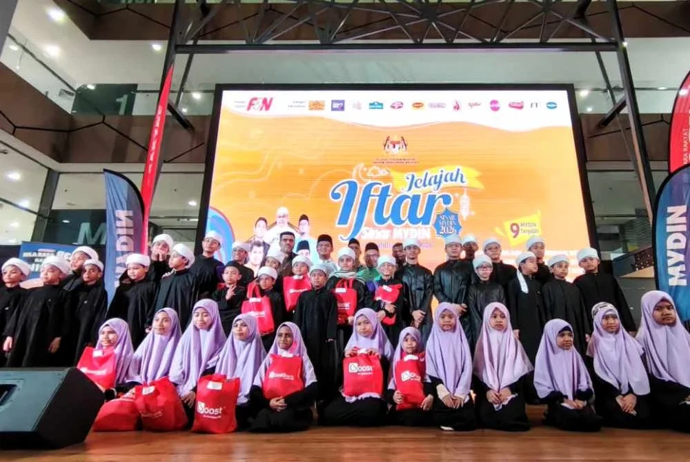 Pelajar Maahad Tahfiz Sirajul Quran turut menerima sumbangan baju raya daripada Boost Bank.