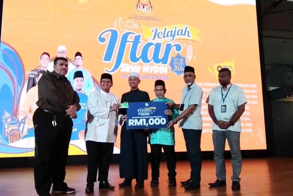 Mydin menyerahkan sumbangan wang tunai RM1,000 kepada Maahad Tahfiz Sirajul Quran.