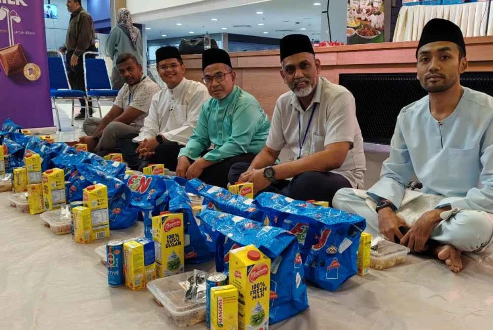 Izhar (dua dari kiri) dan Amir (tengah) turut bersama-sama berbuka puasa di program Jelajah Iftar Sinar Mydin 2026 pada Selasa.