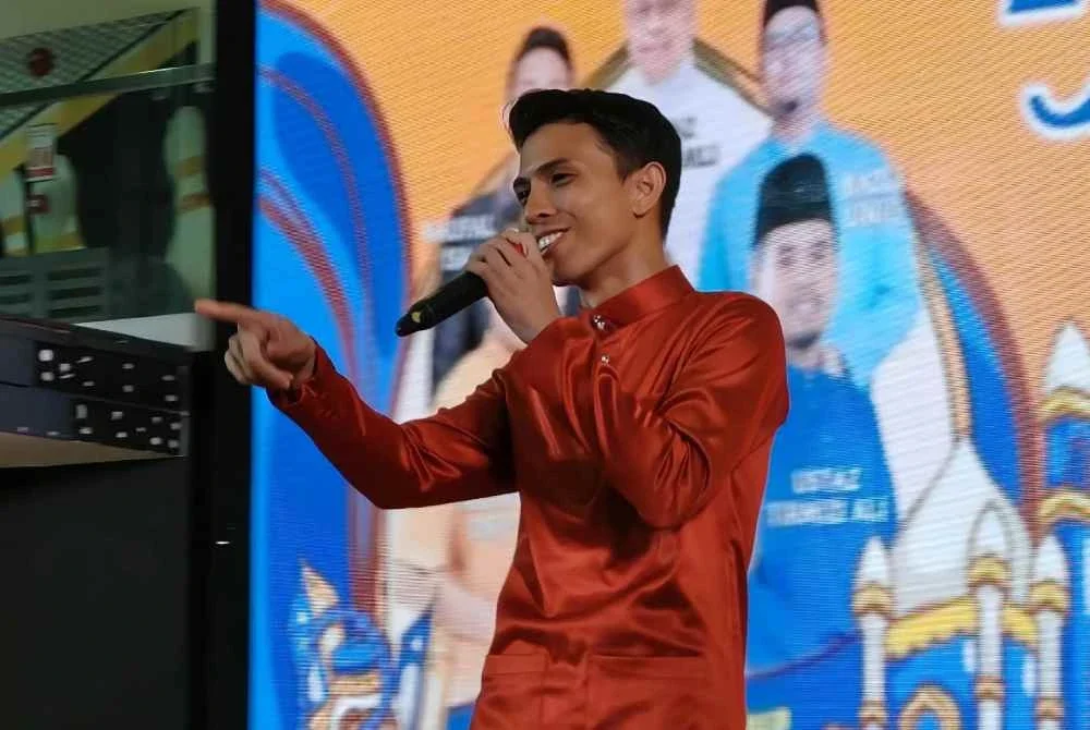 Naufal turut mengadakan persembahan.