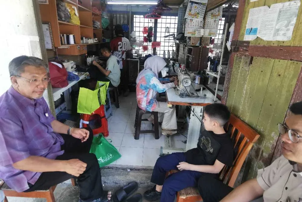 Antara kedai jahit yang menyediakan khidmat 'alter' pakaian yang telah siap dibeli.
