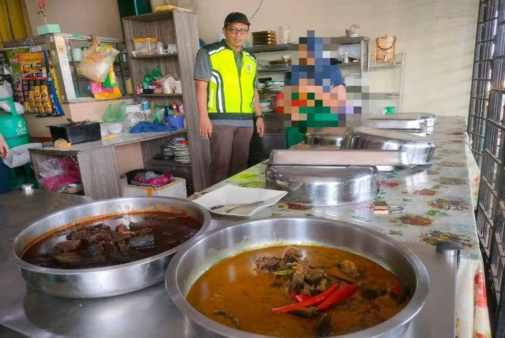 Nasi dan dua jenis lauk telah siap disediakan pada jam 11.21 pagi.