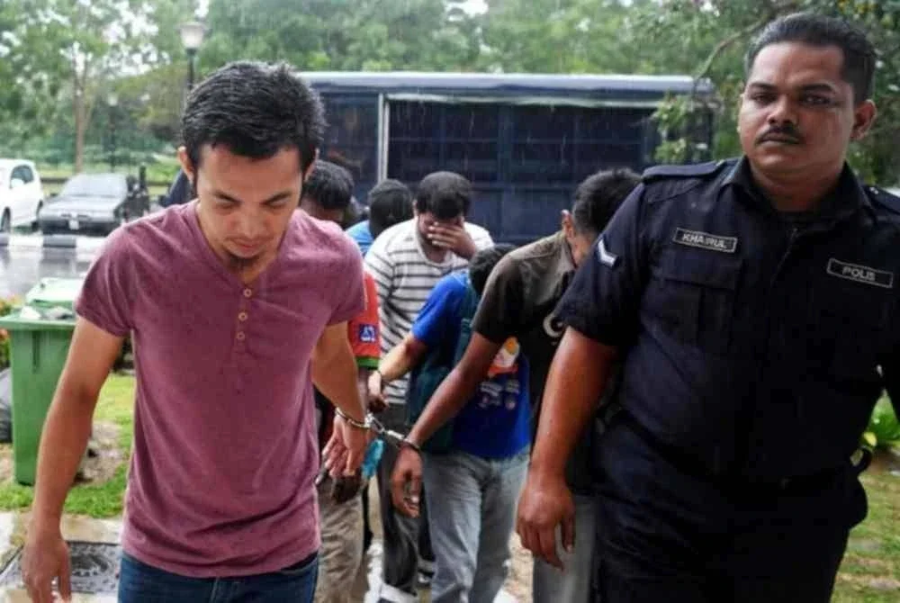 Mohammad Firdaus (depan, kiri) telah disabitkan oleh Mahkamah Tinggi pada 15 April 2022 bagi kesalahan membunuh ibunya dan dijatuhi hukuman mati. Foto Bernama