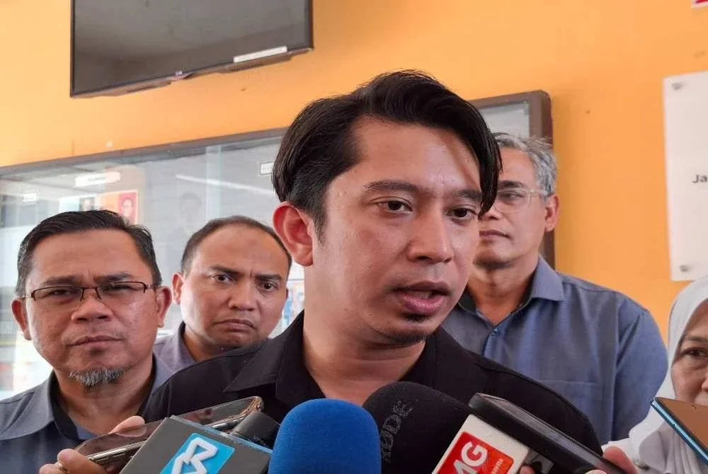 Adam Adli ketika bercakap kepada pemberita. 