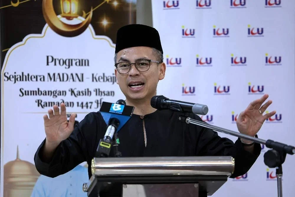Menteri Komunikasi Datuk Fahmi Fadzil berucap pada Majlis Penyerahan Sumbangan dan Iftar bersama Unit Penyelarasan Pelaksanaan Wilayah (ICU Wilayah) di Masjid Al Khadijah, Pantai Dalam hari ini. Foto Bernama