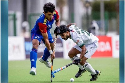Pemain tengah Speedy Tigers, Syafiq Hassan diasak pemain Pakistan, Rana Waleed dalam aksi kedua Kumpulan B pada Isnin. Foto: FIH