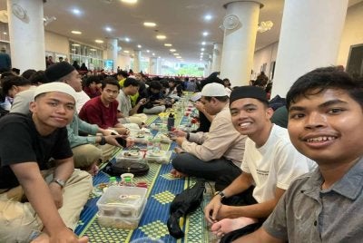 Dari kanan, Muhammad Haziq Danish, Ahmad Azizul Ashraff dan Wan Ahmad Nasrallah berbuka puasa buat kali pertama di Balai Islam Anur TNB