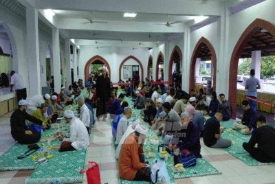 Suasana sebelum berbuka dipenuhi ramai jemaah yang turut hadir bersama ahli keluarga.