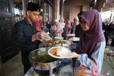 Teratur. Jemaah berbaris untuk mengambil makanan - FOTO ROSLI TALIB
