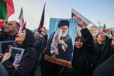 Kkedudukan Ayatollah kadangkala disamakan dengan konsep Khalifah dalam sejarah Islam dan secara spiritualnya dengan Pope dalam agama Katolik.