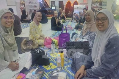 Orang ramai tidak melepaskan peluang untuk berbuka puasa di Masjid Sultan Salahuddin Abdul Aziz Shah. 