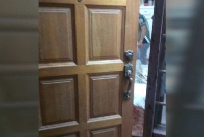 Rumah yang didiami dua beranak itu berkunci menyebabkan polis meminta bantuan daripada bomba.