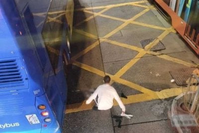 Suspek dikatakan melompat dari tingkat dua bas berkenaan. Foto media Hong Kong