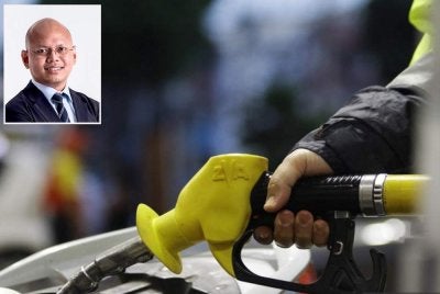 Menyentuh ikrar kerajaan untuk mengekalkan harga subsidi RON95 Mohd Sedek (gambar kecil) berkata, kemampanan mekanisme itu amat bergantung kepada harga minyak mentah Brent dan kadar pertukaran mata wang asing bagi ringgit. Foto: Bernama 