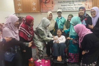 Nur Umairah (tengah) ketika had it pada program bersama pesakit kanser anjuran Cancer Survivors Malaysia di Alor Setar baru-baru ini.