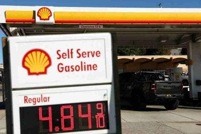 Papan tanda memaparkan harga petrol semasa dipamerkan di sebuah stesen minyak di Los Angeles, California.
Harga tenaga melonjak pada 2 Mac ketika perang di Timur Tengah menyebabkan gangguan terhadap beberapa operasi pengeluaran tenaga utama. Foto AFP
