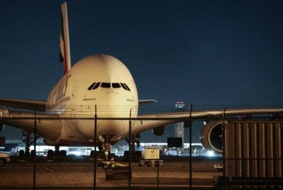 Sebuah pesawat Airbus A380 milik Emirates berada di Lapangan Terbang Antarabangsa Los Angeles (LAX) di Los Angeles, California selepas penerbangan pulang ke Lapangan Terbang Antarabangsa Dubai (DXB) dibatalkan susulan perang di Asia Barat. Foto AFP