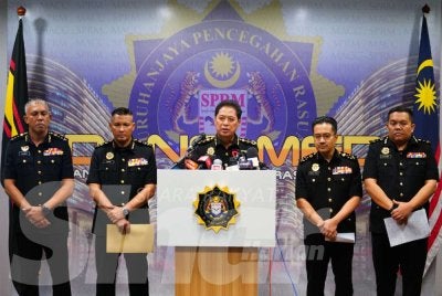 Azam bercakap dalam sidang media di Ibu Pejabat SPRM pada Rabu. Foto Sinar Harian - MOHD HALIM ABDUL WAHID