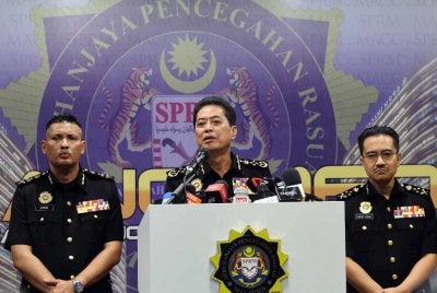Azam (tengah) ketika sidang media perkembangan siasatan kes SPRM pada Rabu. Foto Bernama