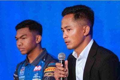 Zulfahmi (kanan) pada Majlis Menandatangani Perjanjian Kerjasama Antara Aeon Credit Dengan ZK Racing di WTCKL pada Rabu. Foto: Bernama 