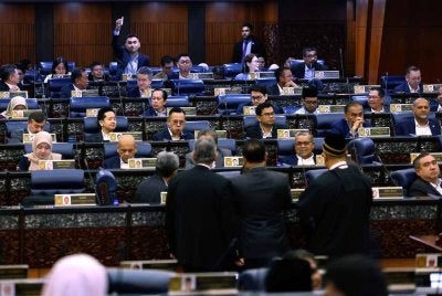 Ketidakhadiran lapan Ahli Parlimen kerajaan, ditambah pula dengan keengganan sebahagian Ahli Parlimen pembangkang untuk menyokong pindaan tersebut, amat mengecewakan. Foto Bernama 