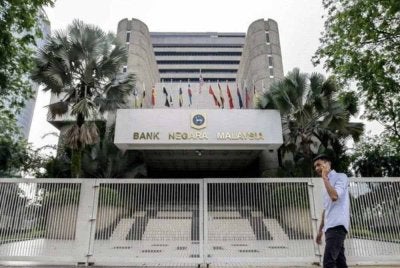 Bank Negara Malaysia (BNM) dijangka mengekalkan Kadar Dasar Semalaman (OPR) pada 2.75 peratus dalam mesyuarat Jawatankuasa Dasar Monetari (MPC) esok. Gambar hiasan 