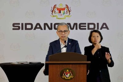  Menteri Komunikasi, Datuk Fahmi Fadzil bercakap pada sidang media mingguan di Kementerian Komunikasi hari ini. Foto Bernama
