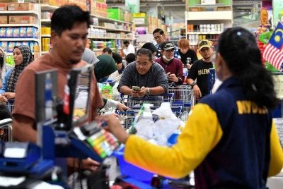 Penggunaan MyKad sebagai medium pelaksanaan program tersebut memudahkan rakyat memanfaatkan bantuan bersasar. - FOTO: Bernama