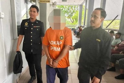 Suspek dibawa pegawai SPRM ke Mahkamah Majistret untuk permohonan reman
