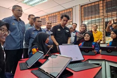Adam Adli (tengah) merasmikan Apple Education Classroom PUO sempena Majlis Iftar Perdana bersama warga politeknik di Ipoh pada Rabu.