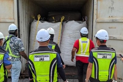 Sebanyak 25 kontena dikesan mengandungi sisa e-waste di Pelabuhan Klang di sini pada Rabu.