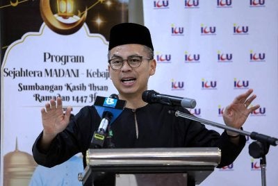 Menteri Komunikasi Datuk Fahmi Fadzil berucap pada Majlis Penyerahan Sumbangan dan Iftar bersama Unit Penyelarasan Pelaksanaan Wilayah (ICU Wilayah) di Masjid Al Khadijah, Pantai Dalam hari ini. Foto Bernama 