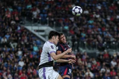 Pemain JDT Bergson Da Silva (kanan) menanduk bola namun dihalang pemain Sanfrecce Hiroshima, Hayato Araki (kiri) pada Perlawanan Pusingan 16 (1) Zon Timur Liga Juara-Juara AFC Elite (ACLE) 2025-26 di Stadium Sultan Ibrahim hari ini. Foto Bernama 