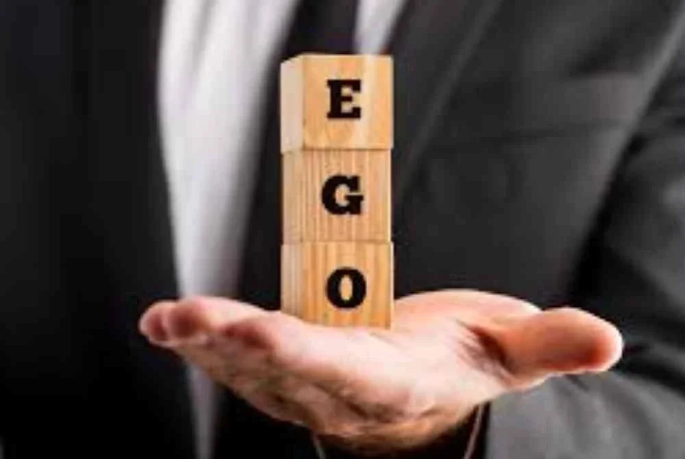 Ego menghalang penerimaan kebenaran dan menjadikan seseorang lebih fokus pada memenangi hujah daripada menjaga hubungan. Gambar hiasan 
