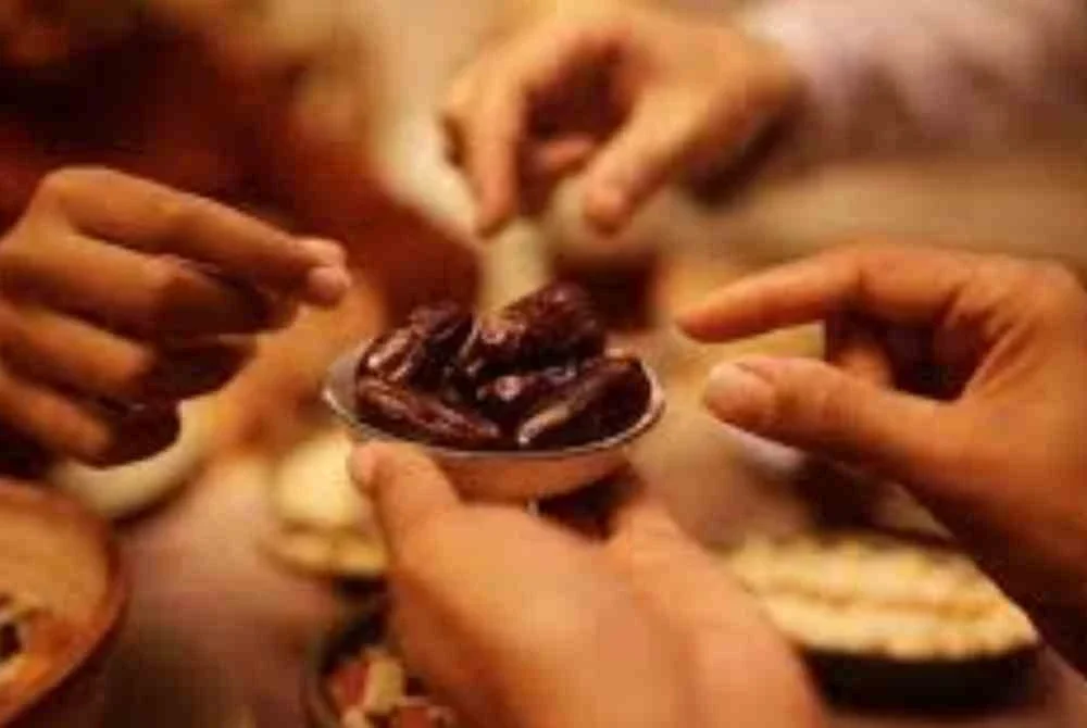 Pelanggan bukan Muslim menunggu waktu berbuka untuk menjamah makanan serentak dengan pelanggan Muslim, menunjukkan solidariti dan kebersamaan. Gambar hiasan
