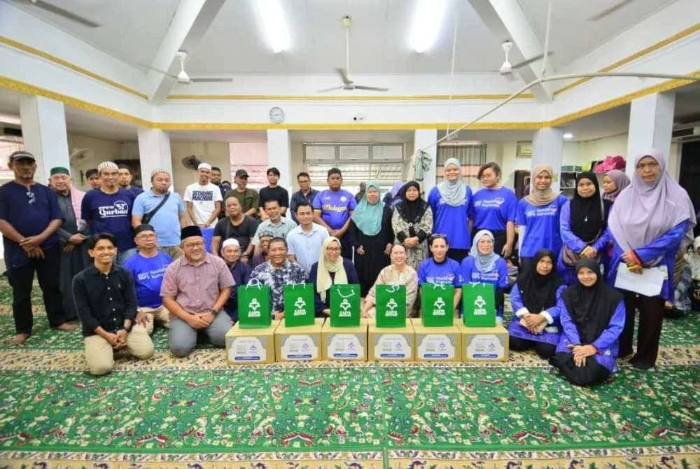 Pihak Karangkraf dan Nestle bersama wakil 10 penerima sumbangan CSR 2026 Karangkraf x Nestle Ramadan Food Drive dan Inisiatif Satu Rumah Satu Quran Karya Bestari.