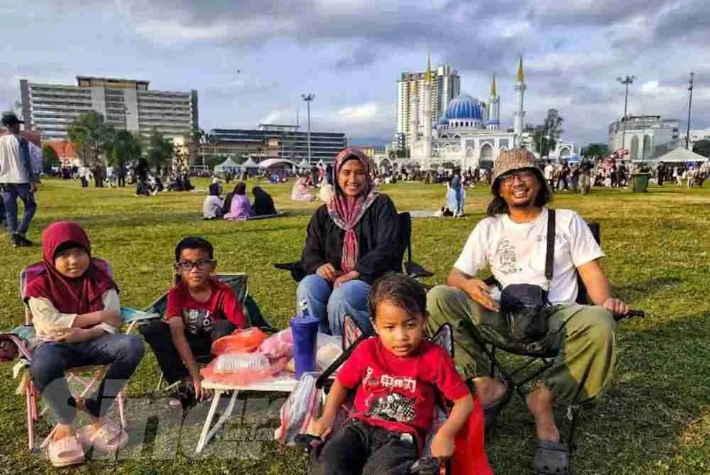 Shahril (kanan) bersama isteri dan anaknya mengambil peluang cuti hujung minggu untuk berbuka puasa di Padang MBK1.