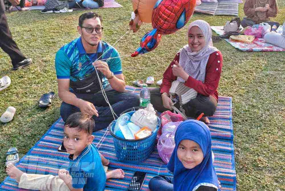 Muhammad Amir bersama keluarga kali pertama berbuka puasa di Padang MBK1 dan hadir ke lokasi itu untuk menikmati suasana.